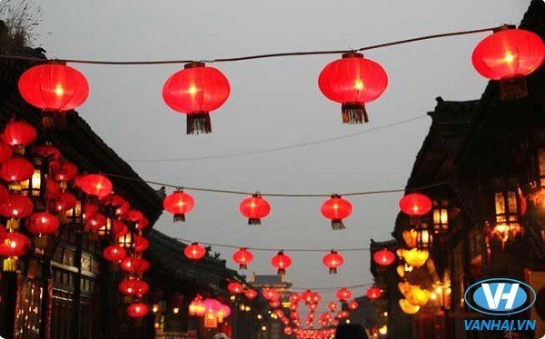 Thành phố Cáp Nhĩ Tân (tỉnh Hắc Long Giang) cũng là nơi đáng tới vào thời điểm này, với lễ hội băng - văn hóa đặc trưng của địa phương. Quảng Châu có lễ hội thành phố hoa, thu hút không biết bao nhiêu lượt khách nước ngoài đến tham dự.