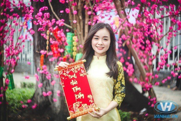 Phương Anh (24 tuổi) cho biết cô rất thích hoa đào và thấy khung cảnh Sài Gòn năm nay rất đẹp, thời tiết mát mẻ, dễ chịu nên tìm tới đây chụp ảnh.