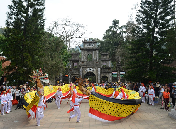 Sau khai hội, các đội múa rồng, lân sư tưng bừng biểu diễn trước sân chùa phục vụ khách tham quan.