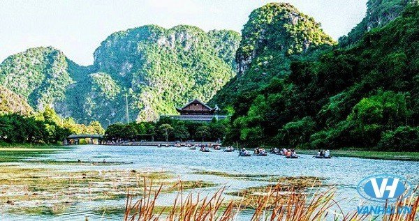 9h, bạn có thể rời hang Múa đến bến thuyền Tràng An. Đây là lối vào khu du lịch nổi tiếng nhất của Ninh Bình hiện nay. Với phong cảnh thiên nhiên hoang sơ, tuyệt đẹp, vào tháng 6/2014, Tràng An được UNESCO công nhận là di sản thiên nhiên và di sản văn hóa thế giới.