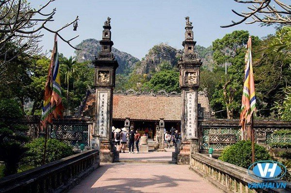 Ngay gần động Am Tiên là quần thể di tích cố đô Hoa Lư - kinh đô của nhà nước phong kiến đầu tiên ở Việt Nam. Hiện nay, nơi đây còn lưu giữ lại nhiều di tích cung điện, đền, chùa và lăng mộ có giá trị lịch sử văn hóa cao. 