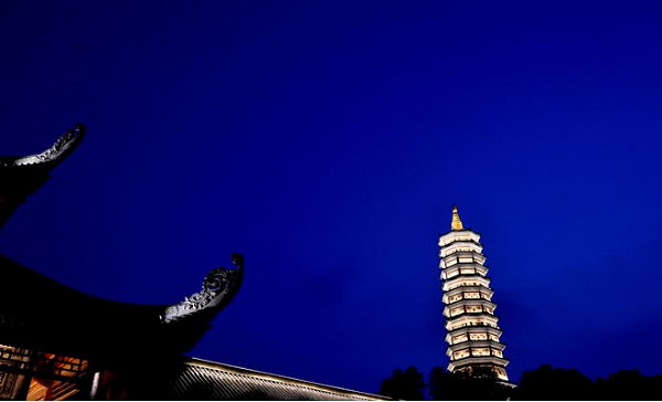 16h, bạn hãy tới chùa Bái Đính. Ngôi chùa này có tổng diện tích hơn 700 ha và giữ nhiều kỷ lục, như ngôi chùa lớn nhất Đông Nam Á, ngôi chùa có tháp chuông đồng lớn nhất hay tượng phật Di Lặc lớn nhất... 