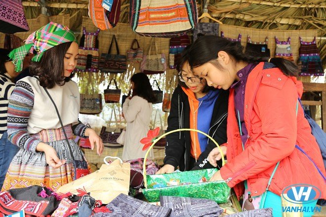 Say Sa Pa, khách gói cả hương Tây Bắc mang về trong những món quà thủ công độc đáo, những đặc sản do cư dân bản địa mang đến chợ. 