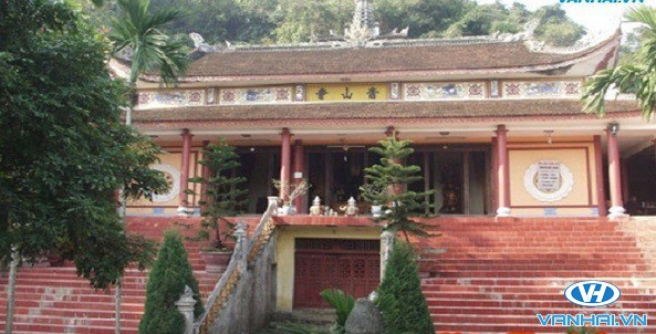 Chùa Thanh Sơn là ngôi chùa thiêng nằm ngay cạnh động Hương Đài, quanh năm hương khói