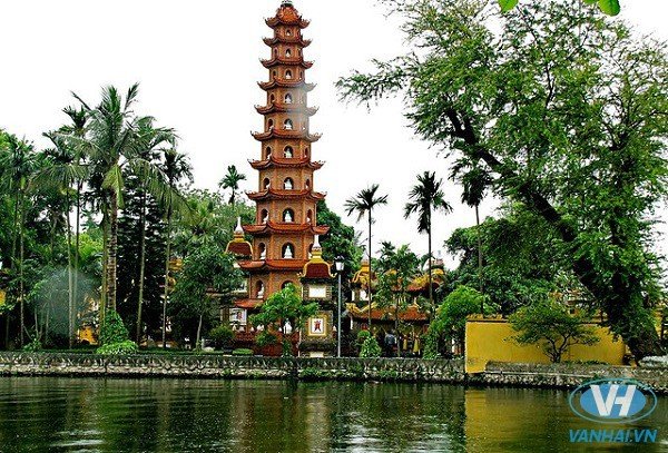 Cũng giống như hầu hết những ngôi chùa khác trên đất nước Việt Nam, chùa Trấn Quốc có nhiều nếp nhà, nhiều tượng Phật từ thấp đến cao, từ to đến nhỏ, vàng son lấp lánh, hương khói quanh năm….
