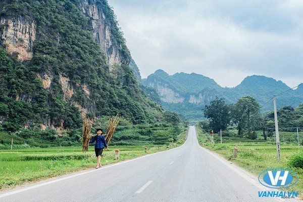 Cao Bằng đẹp ngay từ con đường dẫn tới Trùng Khánh, cảnh thiên nhiên bên đường quá đỗi hùng vỹ và nên thơ