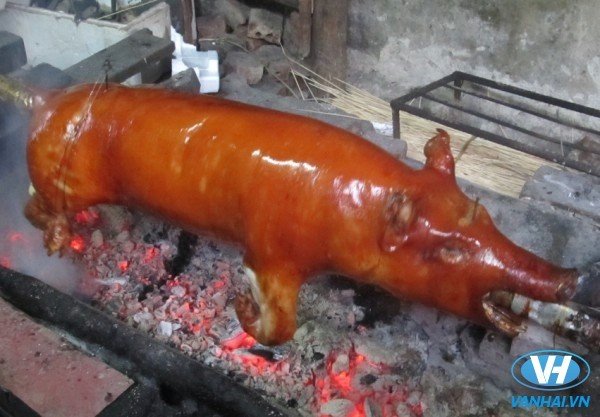 Lợn cắp nách là món ăn được nhiều người ưa thích khi đến Lào Cai