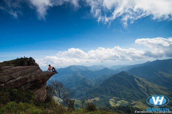 Đỉnh Pha Luông được biết đến như nóc nhà của cao nguyên với độ cao hơn 2000m. Đỉnh núi chênh vênh này chắc chắn sẽ là trải nghiệm không dành cho người yếu tim.