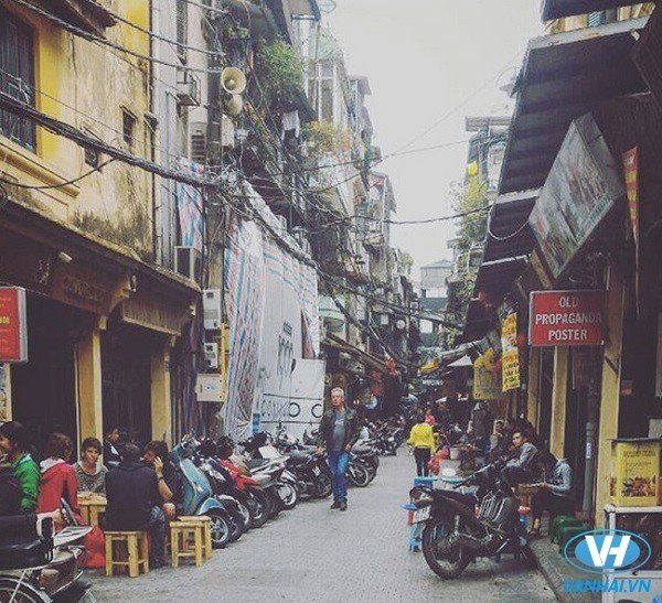 Tuy cả con phố chỉ dài khoảng 100m nhưng Tạ Hiện vô cùng nổi tiếng vì là nơi tụ hội rất  nhiều địa điểm hàng quán ăn ngon thu hút thực khách.