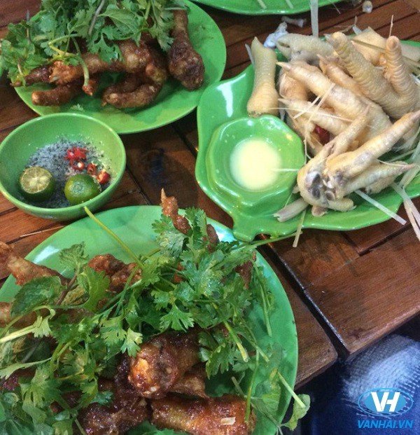 Chân gà được xem là một trong những món ăn được người Hà Nội vô cùng yêu thích. Ở phố Tạ Hiện, chân gà hấp sả hay chua ngọt lúc nào cũng tấp nập khách.