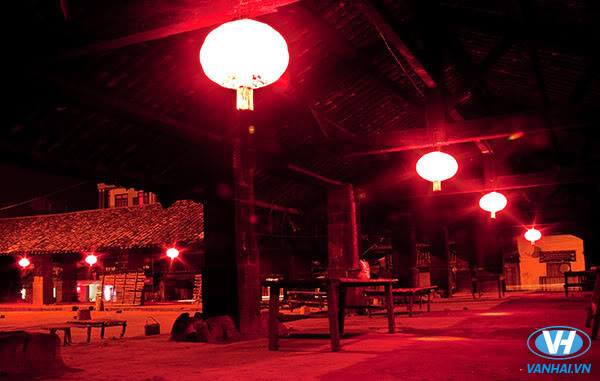 Khu phố cổ Đồng Văn –  toàn bộ dãy phố được thắp sáng bằng những chiếc đèn lồng đỏ rực