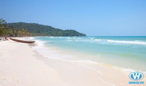 Bãi biển Trà Cổ trải dài, bãi cát trắng mịn với những làn sóng biển trong xanh mát rượi quanh năm
