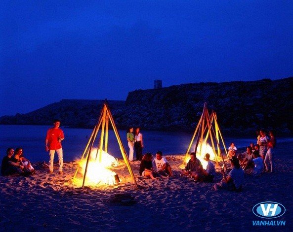 Cắm trại cùng bạn bè ngay trên bờ biển sẽ là những kỉ niệm khó quên trong chuyến hành trình của bạn