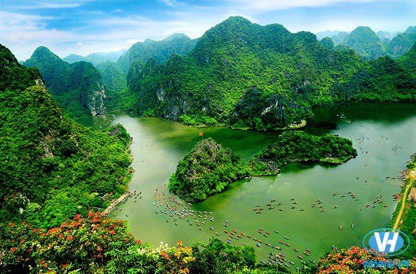 Vẻ đẹp hài hòa của núi đá, sông nước, rừng cây ở Tràng An tạo nên một thế giới tự nhiên sống động đầy quyến rũ