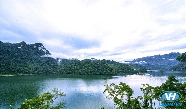 Hồ Ba Bể - viên ngọc xanh giữa núi rừng Tây Bắc
