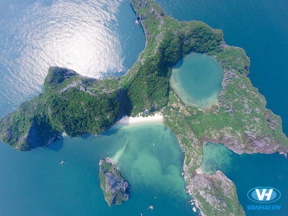 Hòn đảo nằm rìa phía Nam vịnh Hạ Long