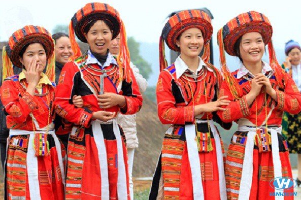 Những cô gái H’Mông duyên dáng phục truyền thống