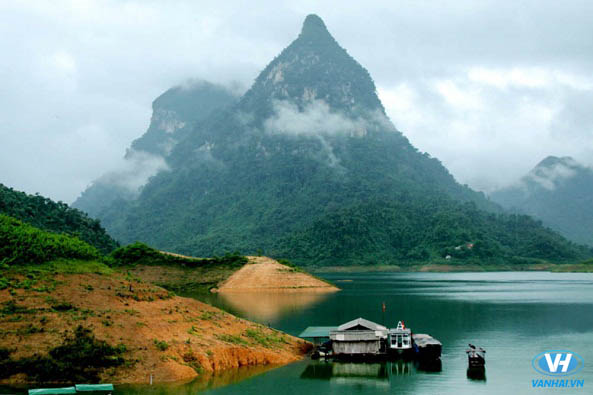 Khung cảnh thơ mộng của hồ Na Hang