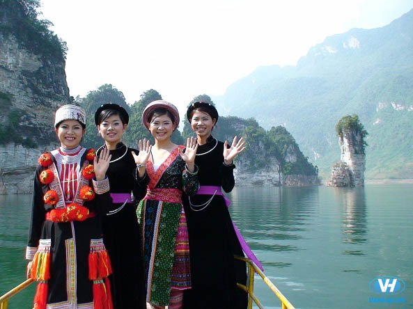 Các cô gái dân tộc trong trang phục truyền thống