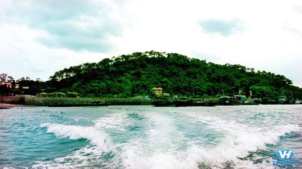 Biển xanh thăm thẳm bao bọc đảo Vĩnh Thực 