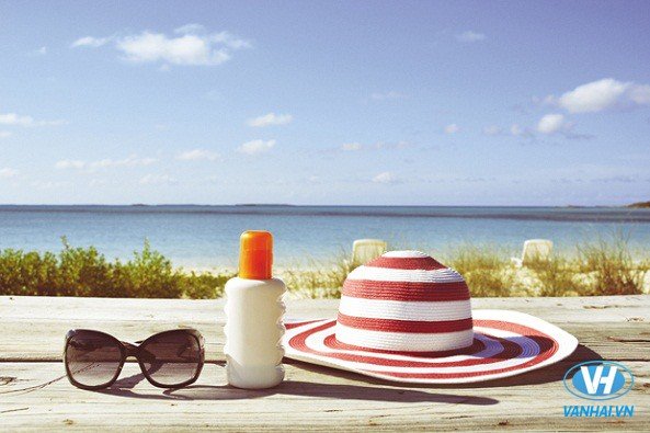 Kem chống nắng, mũ rộng là những đồ dùng cần thiết trong chuyến du lịch biển