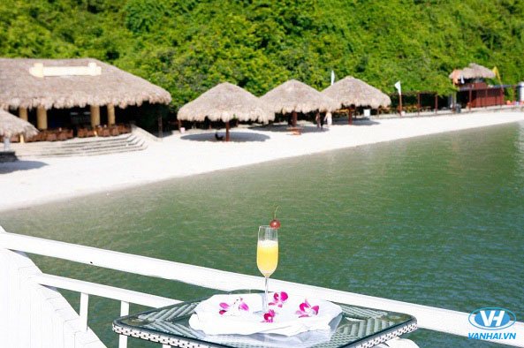 Bãi tắm trải dài và bờ cát trắng mịn màng là điểm quyến rũ nhất của đảo Soi Sim