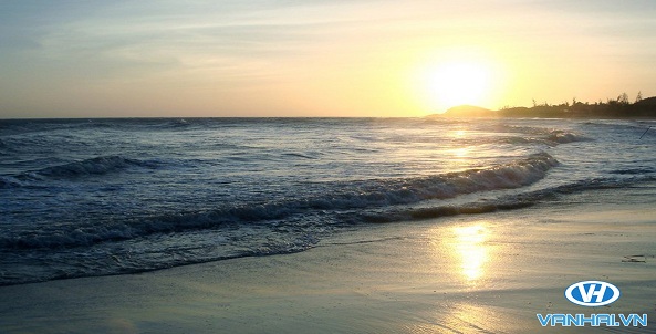 Một bức ảnh đen trắng nghệ thuật chụp cảnh biển Thạch Hải trong mùa hè