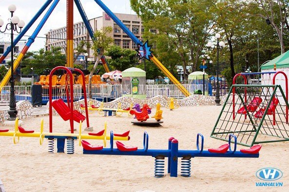 Không gian thoáng mát ở công viên là địa điểm vui chơi thú vị cho bé 