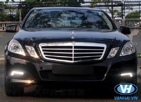 Xe 4 chỗ Mercedes E250 của Vân Hải