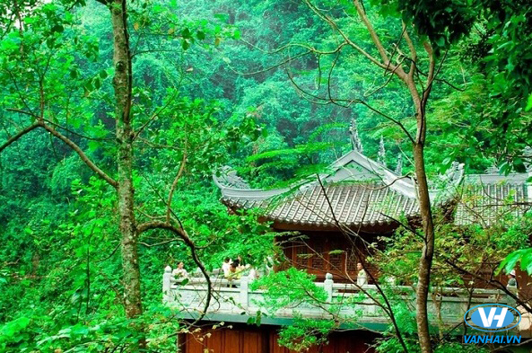 Ngôi chùa với những miền sống núi bao quanh