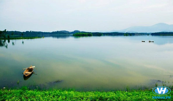 Hồ Đồng Mô trải dài mênh mang