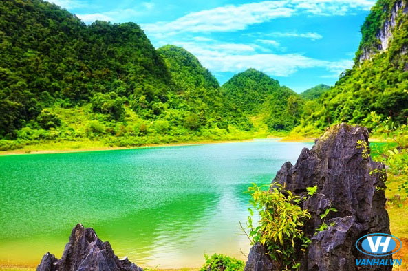 Nước hồ Thang Hen xanh xanh màu ngọc bích
