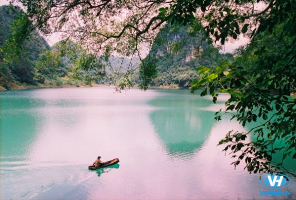 Đến với hồ Thang Hen, thả hồn miên man theo dòng nước