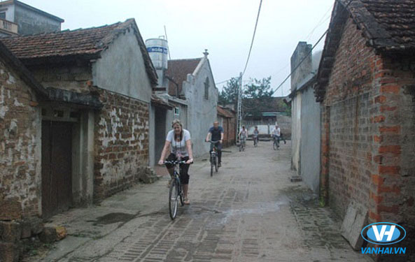 Đạp xe dạo quanh ngôi làng bình dị