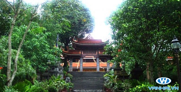 Tam quan chùa Long Động