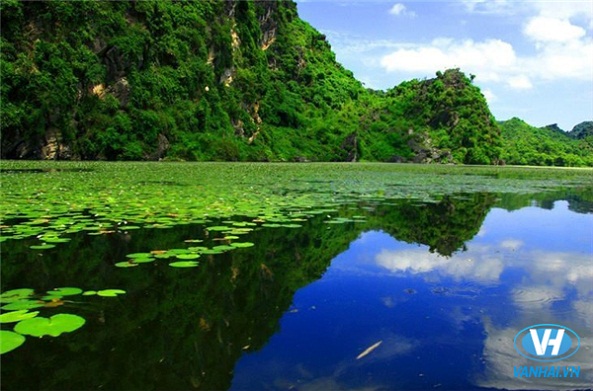 Vẻ đẹp non nước tại Hồ Quan Sơn khiến du khách mê mẩn