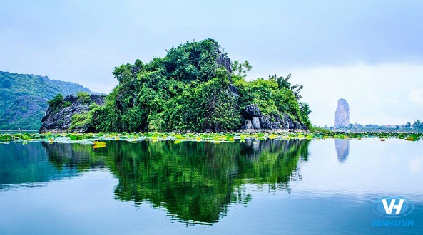 Hồ Quan Sơn đẹp như một bức tranh sơn thuỷ hữu tình