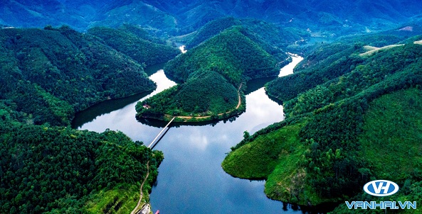 Hồ nước xinh đẹp và nên thơ này nằm ở huyện Yên Lập, tỉnh Phú Thọ