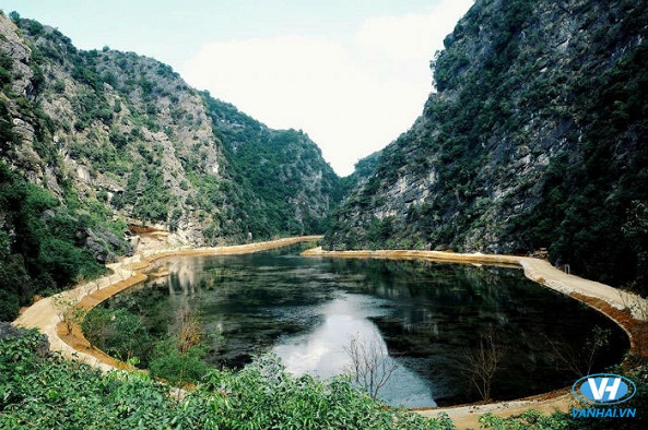 Hồ nước rộng lớn, trong xanh của động chùa Am Tiên