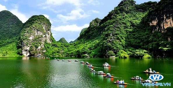 Bến thuyền Tam Cốc cách Hà Nội khoảng 100 km