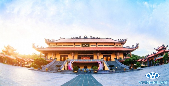 Chính điện tráng lệ của chùa Ba Vàng