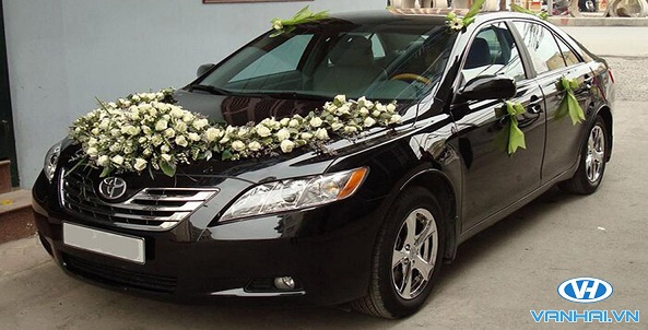 Xe cưới Toyota Camry được trang trí thời thượng, là điểm nhấn cho đám cưới