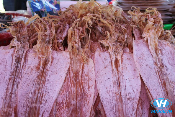 Mực khô Minh Châu là món hải sản nổi tiếng hấp dẫn