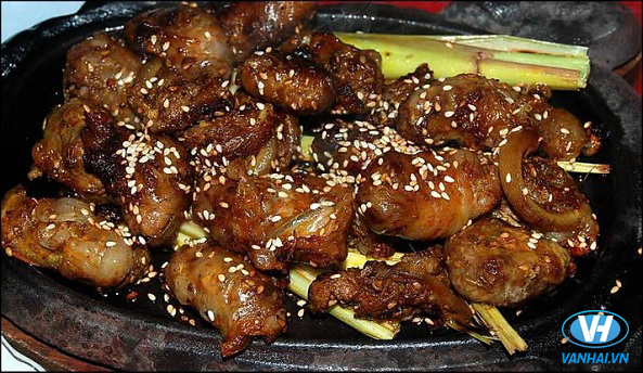 Thịt dê nướng Thiên Cầm là món đặc sản nổi tiếng