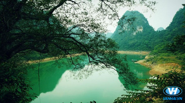 Khung cảnh thơ mộng và bình yên của hồ Thang Hen