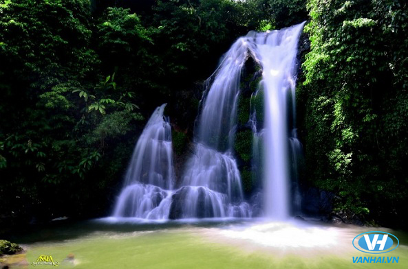 Cửu thác Tú Sơn trông như dải lụa bạc giữa núi rừng