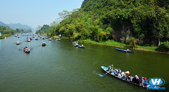 Ngồi thuyền trên dòng suối Yến vào chùa Hương