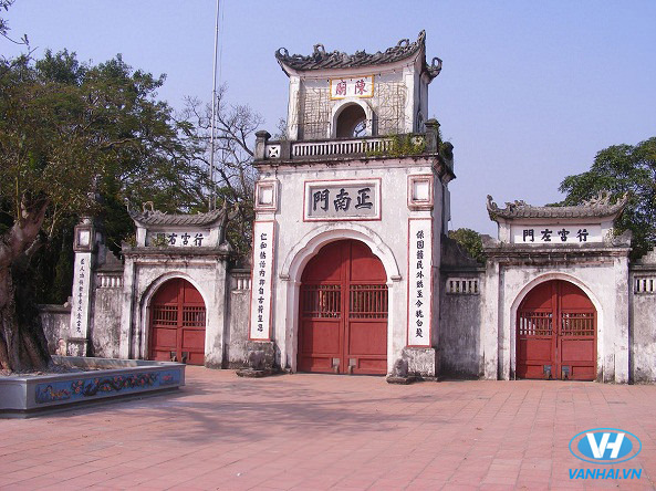 Cổng Tam quan ở đền Trần