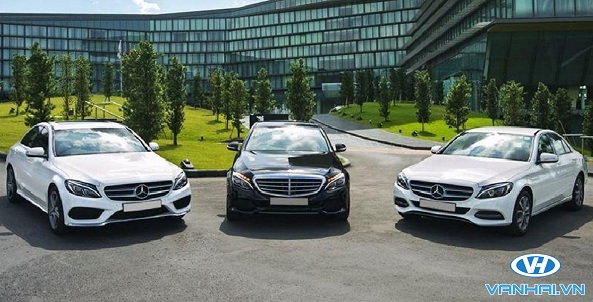 Xe ô tô 4 chỗ Mercedes cao cấp được đưa vào phục vụ khách hàng