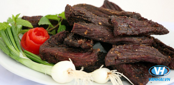 Thịt trâu gác bếp là món ăn truyền thống của người dân vùng cao